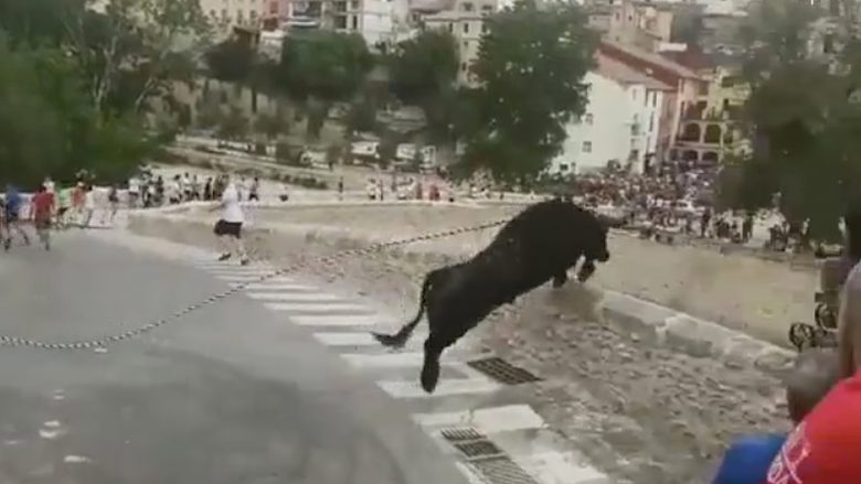 Demi 580 kilogramësh kërcen murin, bie nga 15 metra lartësi gjatë një festivali në Spanjë