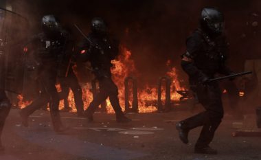 Skena më dramatike nga Parisi: Polici në flakë, goditet me koktej molotovi – kolegët mezi e shpëtojnë