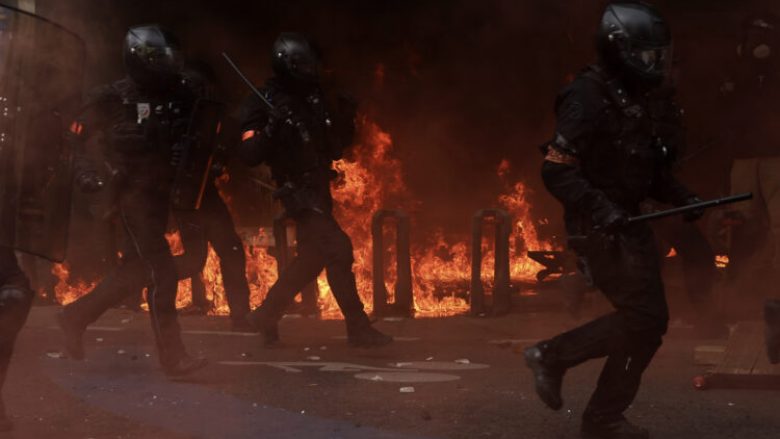 Skena më dramatike nga Parisi: Polici në flakë, goditet me koktej molotovi – kolegët mezi e shpëtojnë