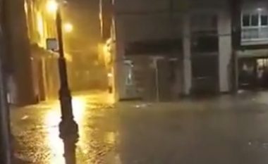 Shi i rrëmbyeshëm ra pas thatësirës në jug të Spanjës, rrugët  përmbytën e mbyllen shkollat