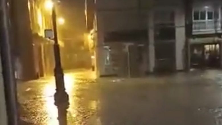 Shi i rrëmbyeshëm ra pas thatësirës në jug të Spanjës, rrugët  përmbytën e mbyllen shkollat