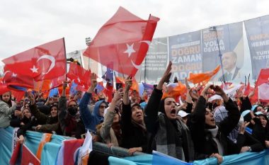 Hapen qendrat e votimit për turqit në Francë, rrihen mbështetësit dhe kundërshtarët e Erdoganit