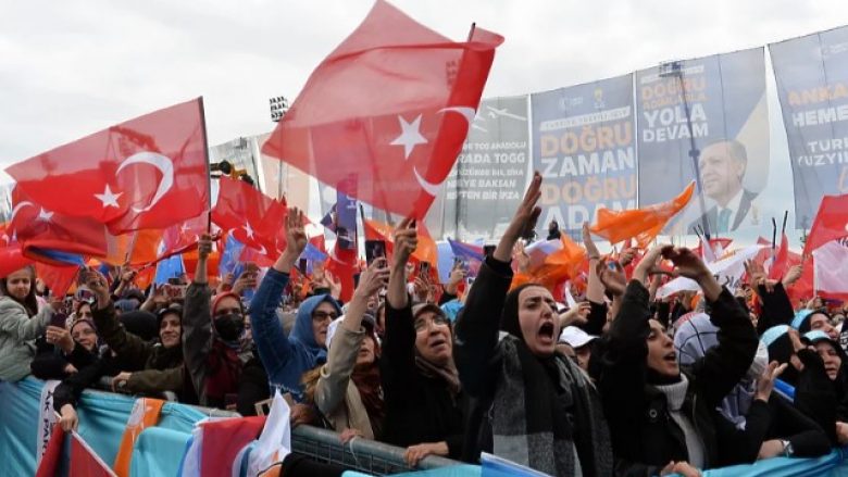 Hapen qendrat e votimit për turqit në Francë, rrihen mbështetësit dhe kundërshtarët e Erdoganit