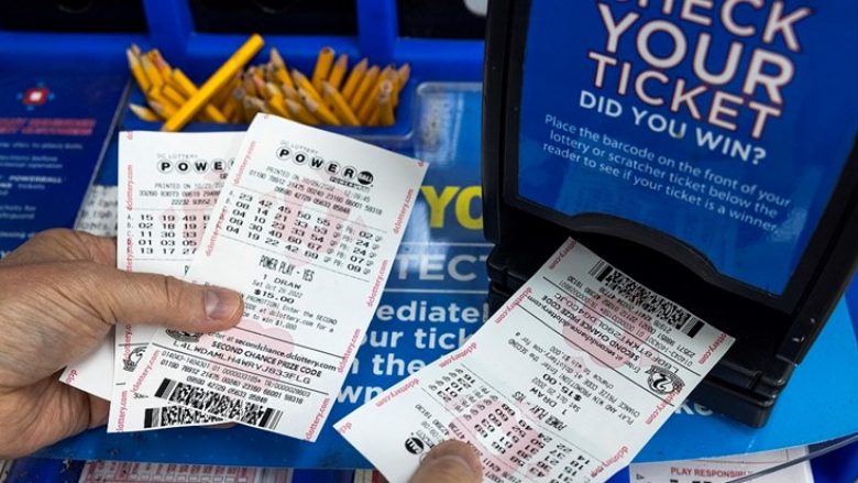 Babë e bir nga SHBA-ja mashtruan lotarinë për 10 vite, fituan kundërligjshëm më shumë se 20 milionë dollarë