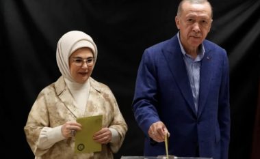 Erdogan e hedh votën në Stamboll