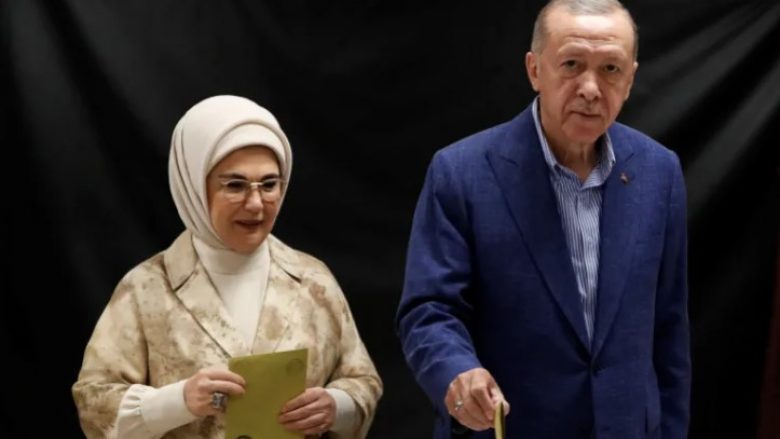 Erdogan e hedh votën në Stamboll