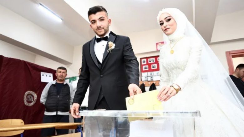 Nusja dhe dhëndri votuan në Turqi para fillimit të ceremonisë martesore