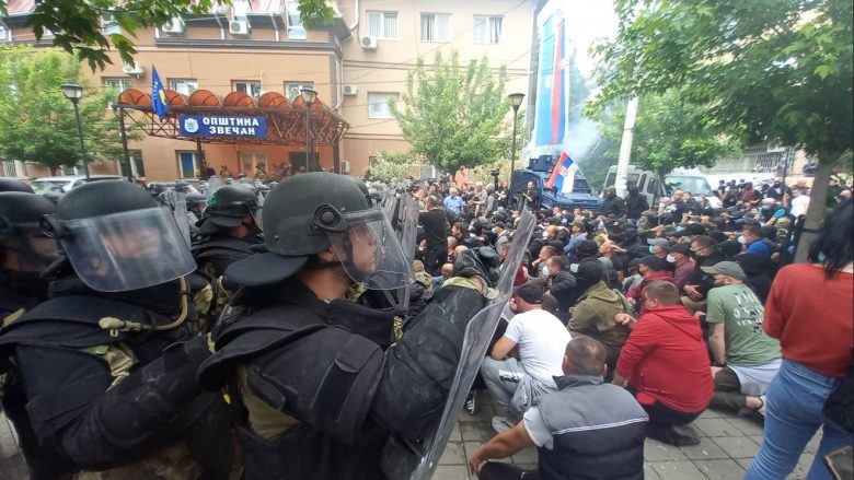 Refuzuan të lëshojnë rrugën për të kaluar policia, KFOR-i ndërhyn për t’i shpërndarë protestuesit e dhunshëm – raportohet për disa ushtarë të lënduar