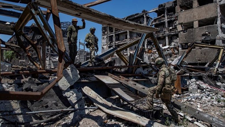 Këshilltari i kryebashkiakut të Mariupolit: Goditëm bazën dhe vramë njëqind ushtarë rusë