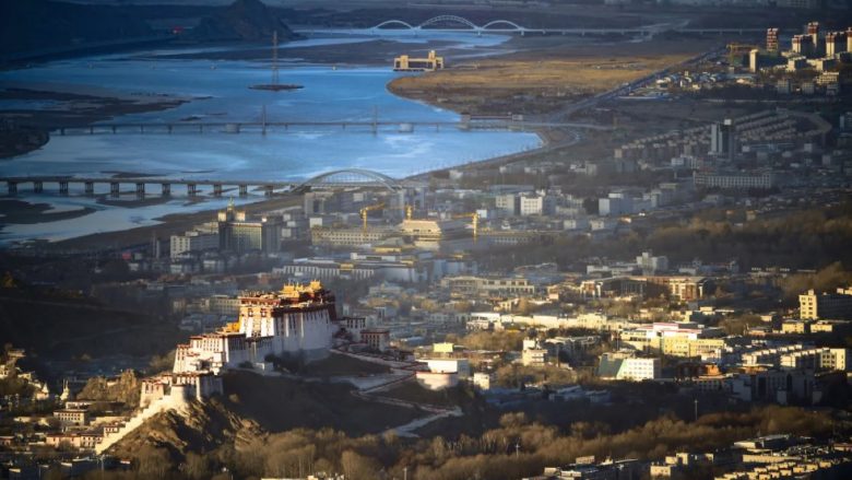 Dhoma e hotelit në Tibet kishte një aromë të pakëndshme, turisti kërkoi të zhvendosej – pas dy ditësh zbuloi se kishte fjetur mbi një kufomë