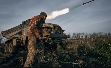 Ishte fshehur në një ndërtesë pjesërisht të shkatërruar dhe po shtinte me mitraloz mbi ukrainasit – momenti kur ushtari rus goditet nga predha