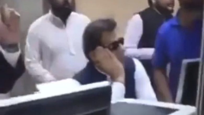 Imran Khan priste i qetë arrestimin, derisa turma thyenin dritaret për ta kapur – pamjet e ish-kryeministrit pakistanez bëhen virale