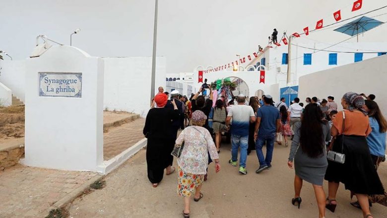 Katër të vdekur nga të shtënat pranë një sinagoge në një ishull tunizian