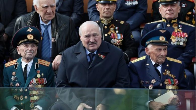 Lukashenko shtrihet në spital, policia dhe ushtria bllokojnë të gjitha rrugët
