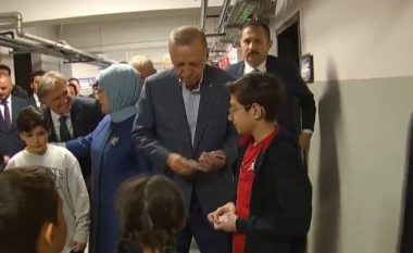 Erdogan u jep para fëmijëve derisa priste për të votuar
