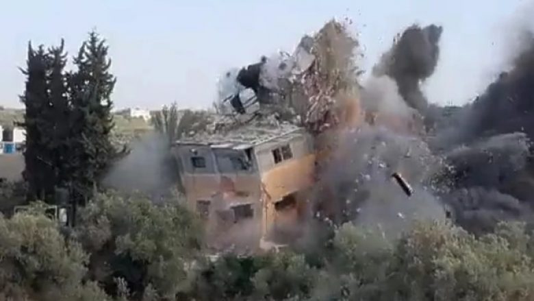 Pamje të tmerrshme nga Gaza, një ndërtesë banimi bëhet rrafsh me tokë nga raketa e ushtrisë izraelite
