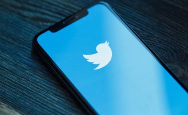 Probleme të reja për Twitter: Rishfaqen mesazhet e fshira