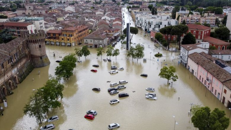 Të paktën 13 persona humbën jetën nga përmbytjet shkatërruese në Itali