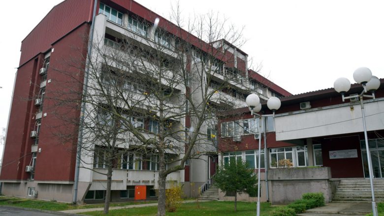 Një pensionist ka rënë nga një lartësi në një spital të Shkupit