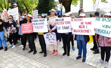Protestë në Tiranë për Ditën e Punëtorëve, kërkojnë kushte më të mira pune dhe paga më të larta