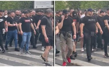 Një grup të rinjsh të maskuar në mbështetje të tubimit të Vuçiqit