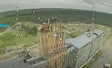 Rusët kishin vendosur kamerë vëzhgimi në majën e një ndërtese shumëkatëshe, ukrainasit e hedhin në erë me dron kamikaz