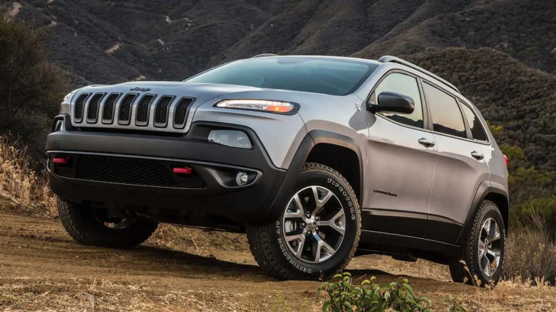 Pronarët e 132 mijë Jeep Cherokee këshillohen t’i parkojnë veturat jashtë garazheve