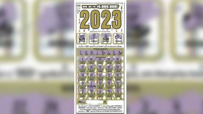 Gruaja nga Kalifornia e cila ishte e pastrehë fiton lotarinë 5 milionë dollarë – sivjet pret edhe “dy ngjarje të tjera të mëdha”