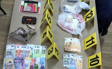 Arrestohen katër persona në Prishtinë – Policia konfiskon drogë, vetura, para dhe revole