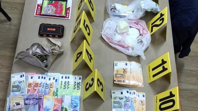 Arrestohen katër persona në Prishtinë – Policia konfiskon drogë, vetura, para dhe revole