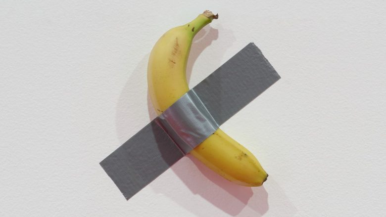 Ishte vendosur si vepër arti, por studenti i urritur e ha bananen