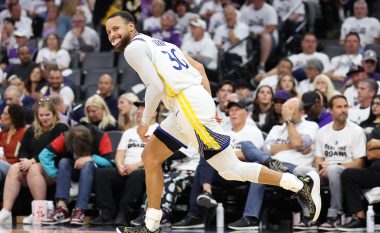 Curry shkëlqen me 50 pikë, Warriors kalojnë Sacramenton