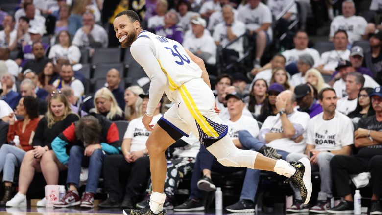 Curry shkëlqen me 50 pikë, Warriors kalojnë Sacramenton