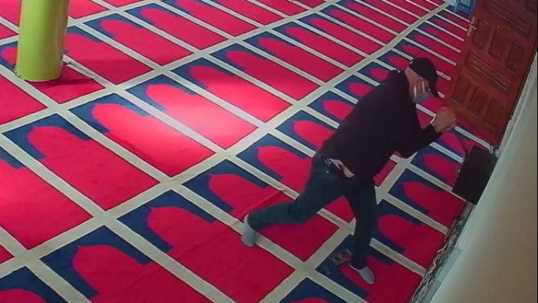 Një burrë vjedh paratë e xhamisë në Drenas, imami Osman Musliu publikon videon duke thyer arkën