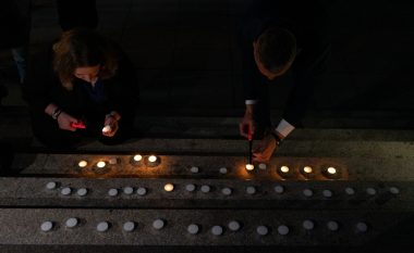 Në Prishtinë ndizen qirinj në nder të viktimave të sulmit në Beograd