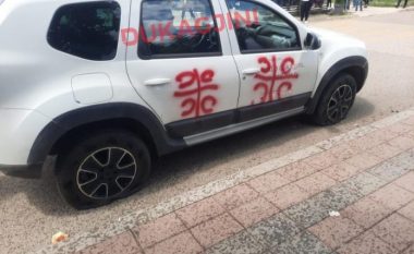 Sulmohet ekipi i RTV Dukagjinit në Leposaviq, i shpërthyen gomat e veturës