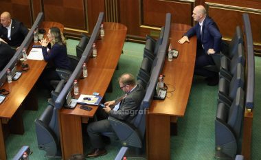 Pas përjashtimit nga Grupi Parlamentar i LVV-së, Haki Abazi ndërron ulësen në Kuvend