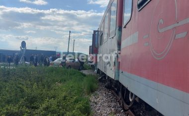 Treni godet një veturë afër Prishtinës, lëndohen dy persona