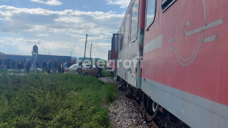 Treni godet një veturë afër Prishtinës, lëndohen dy persona