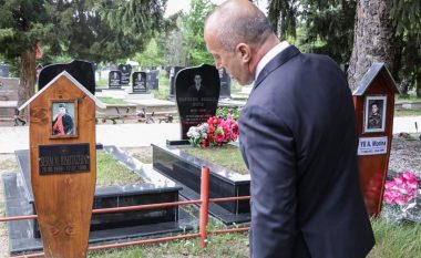 Haradinaj përkujton dëshmorët e Gjakovës dhe heroin Bahri Fazliu