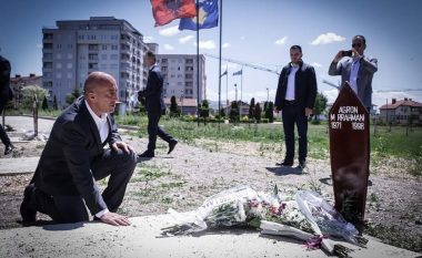 Haradinaj kujton dëshmorët e Rahovecit dhe heroin Agron Rrahmani