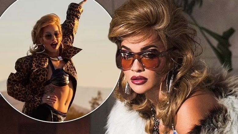 Rita Ora shndërrohet në një divë magjepsëse në videoklipin e dytë për “Praising You”