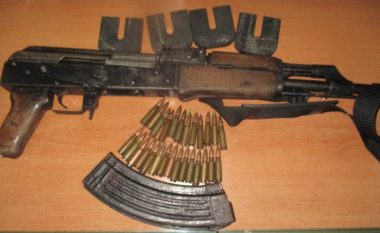 Të shtëna me armë zjarri në Prishtinë, policia arreston katër persona dhe konfiskon një kallashnikov