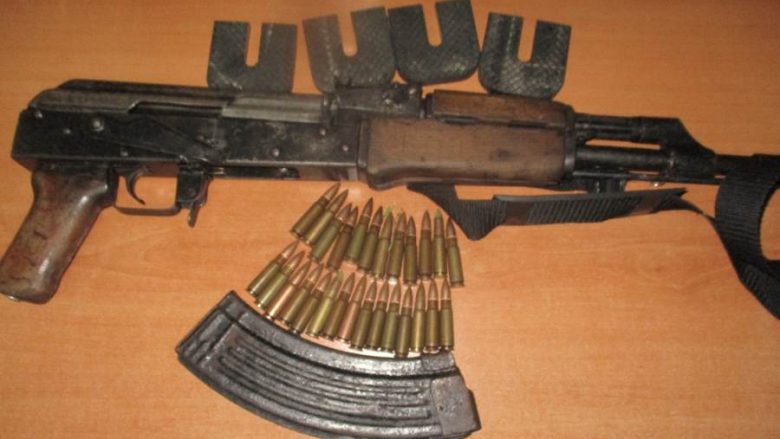 Të shtëna me armë zjarri në Prishtinë, policia arreston katër persona dhe konfiskon një kallashnikov