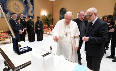 Xhaferi takon Papa Francis: Dy vendet tona kanë lidhje historike përmes Nënë Terezës dhe apostujve Kirili dhe Metodi
