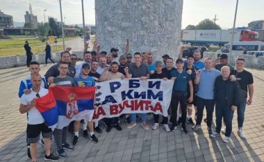 Radoiçiq dhe djali i Vuçiqit i presin me simbole ekstremiste serbët nga Kosova, të cilët do të protestojnë në Beograd