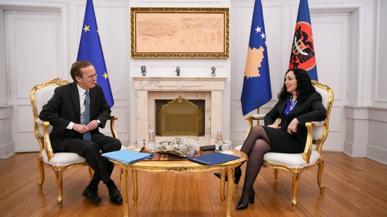 Osmani pas takimit me zyrtarin e BE-së: Bandat kriminale të mbështetura nga Vuçiqi kanë qëllim destabilizimin e Kosovës