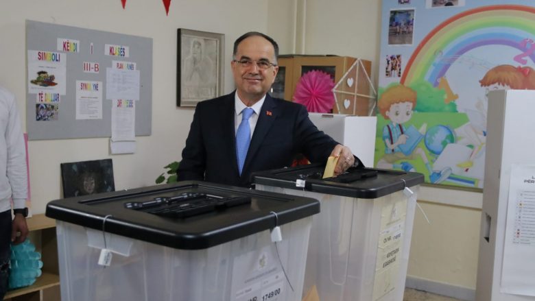 Voton Presidenti Begaj: Këto votime nuk janë të partive politike, janë të qytetarëve