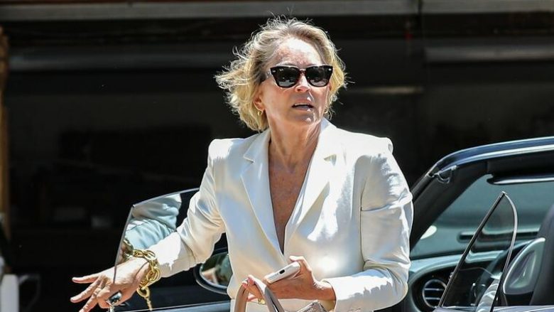 Sharon Stone di të vishet në mënyrë të përkryer: Shkëlqen pa grim dhe ja si i fsheh të metat