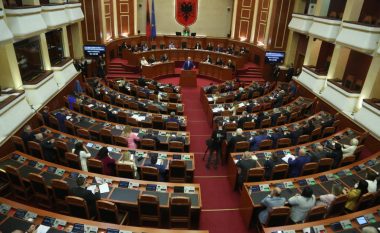 Rritja e pagave në sektorin publik, miratohet ligji në Kuvendin e Shqipërisë
